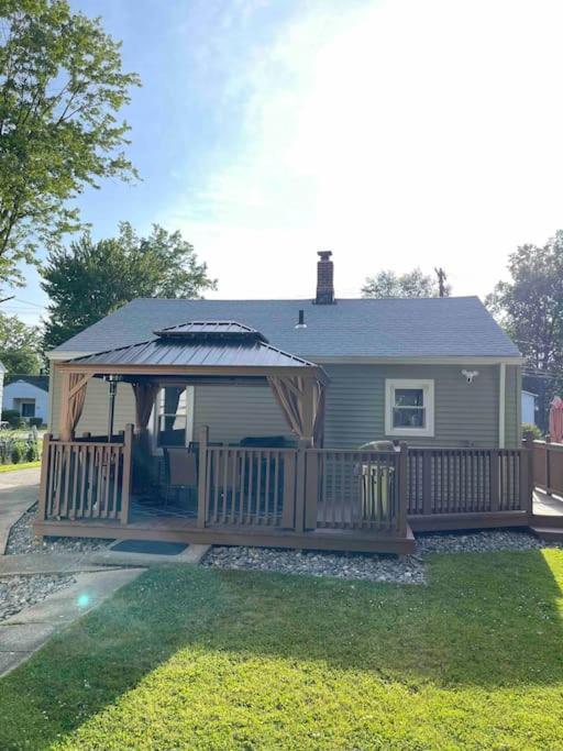 Cozy Mosaic Cottage Eastlake Exterior photo