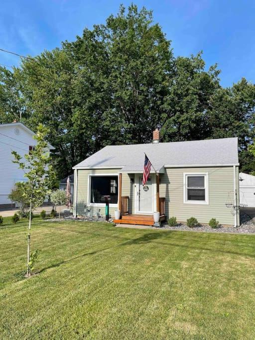 Cozy Mosaic Cottage Eastlake Exterior photo